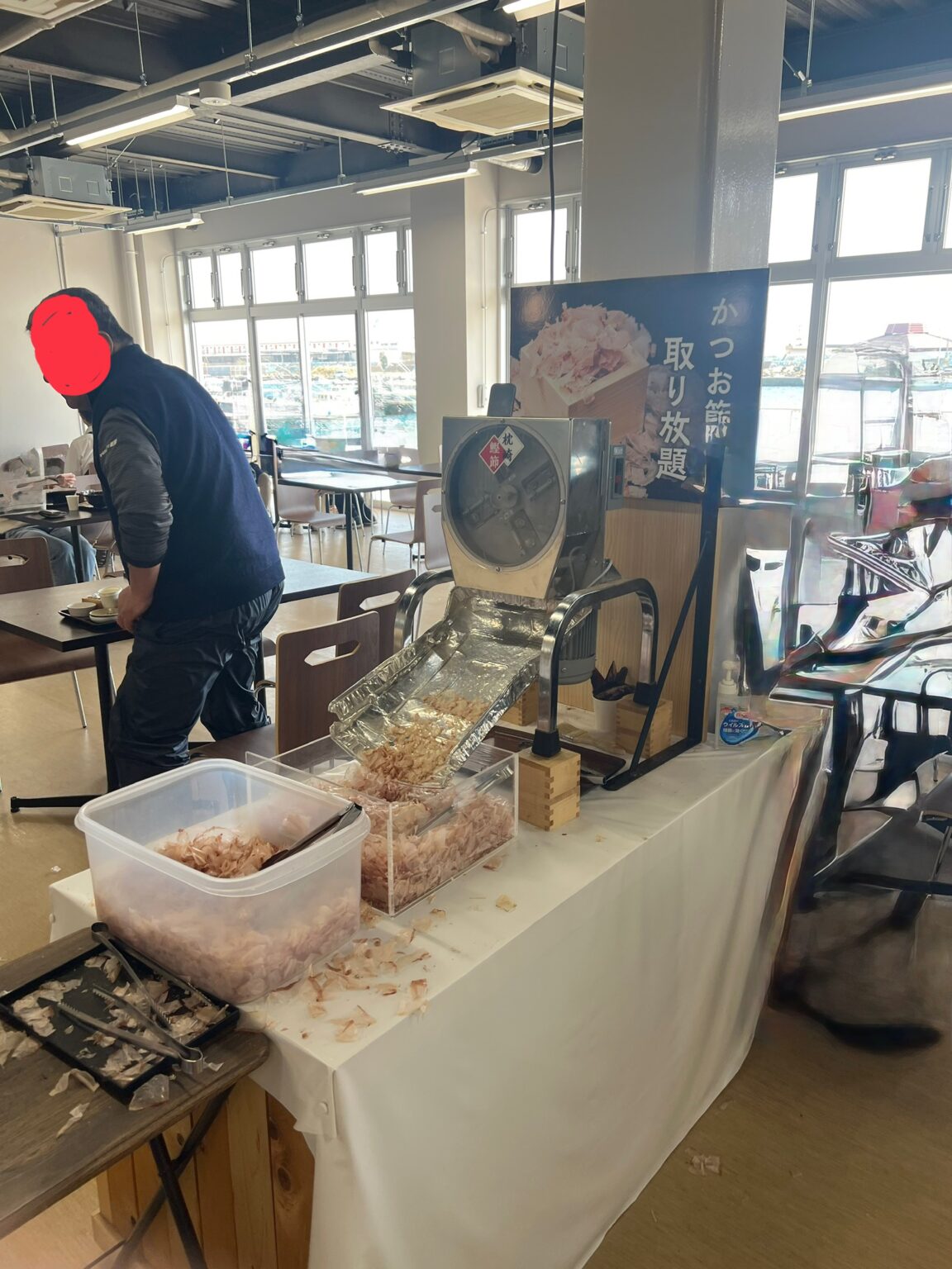鰹節を自由に取れる枕崎みなと食堂のサービス台