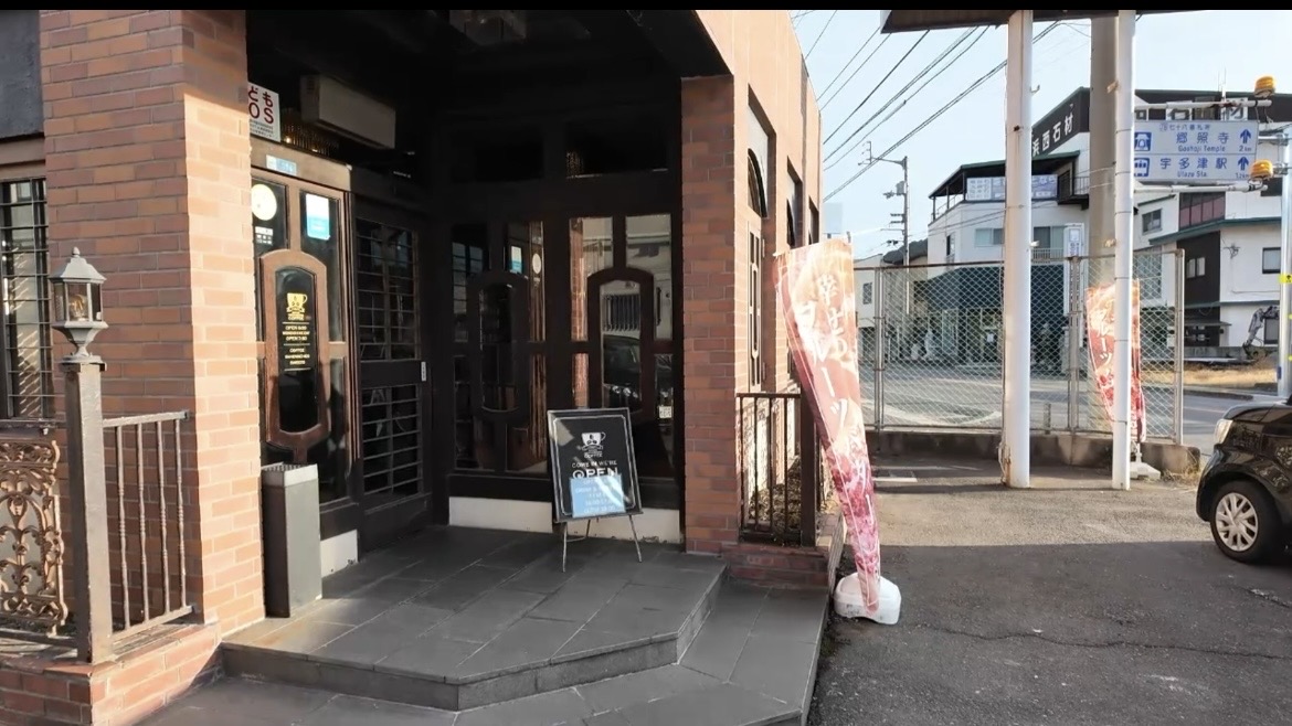 GOOD NEIGHBORS COFFEE入口と宇多津駅方面の案内標識