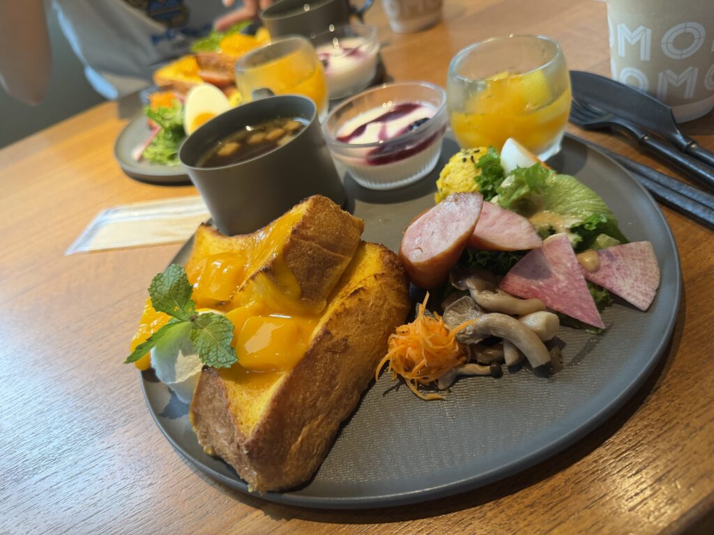 マンゴーを添えたフレンチトーストの朝食