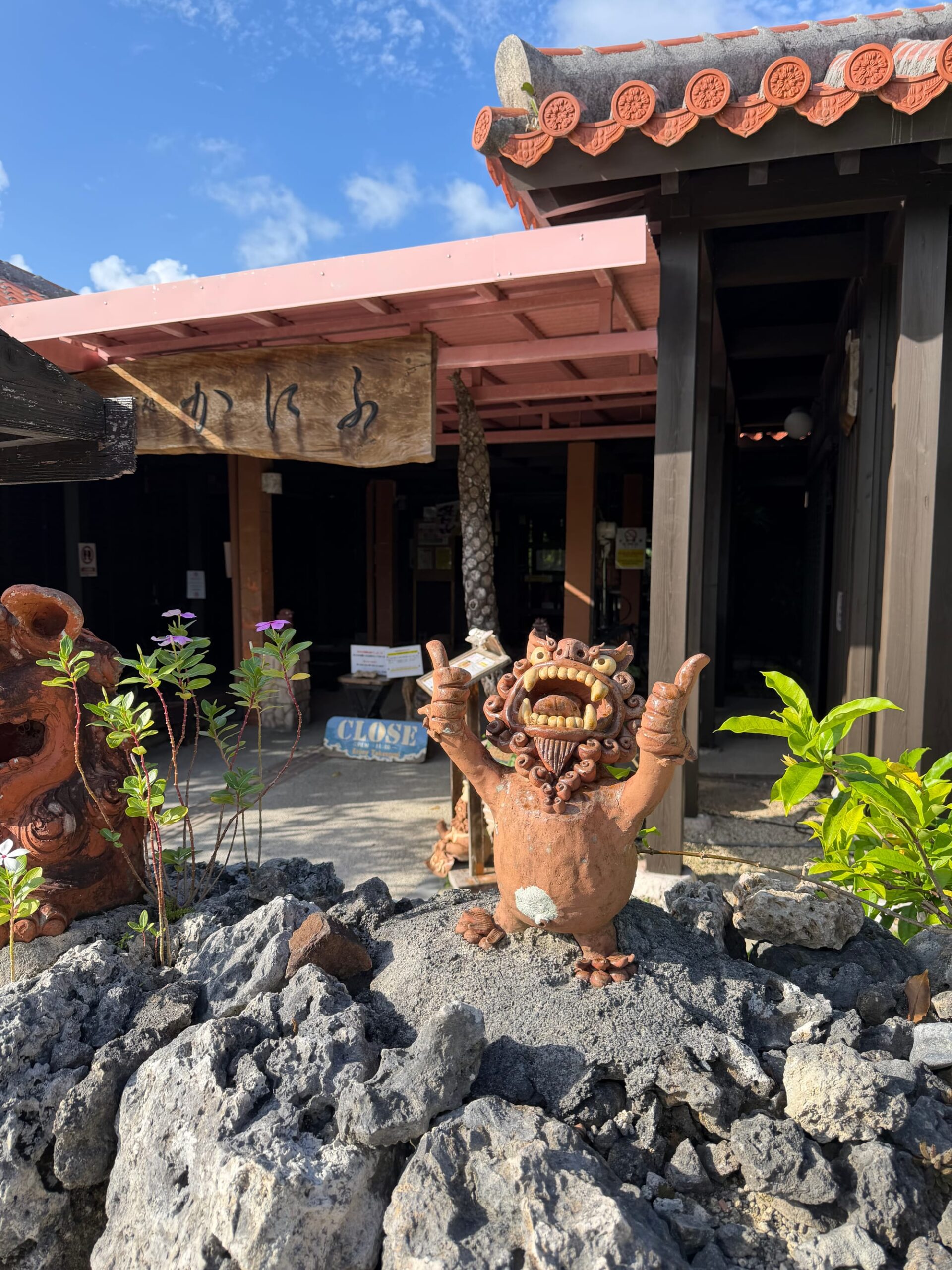 竹富島で見かけた店舗前のシーサー