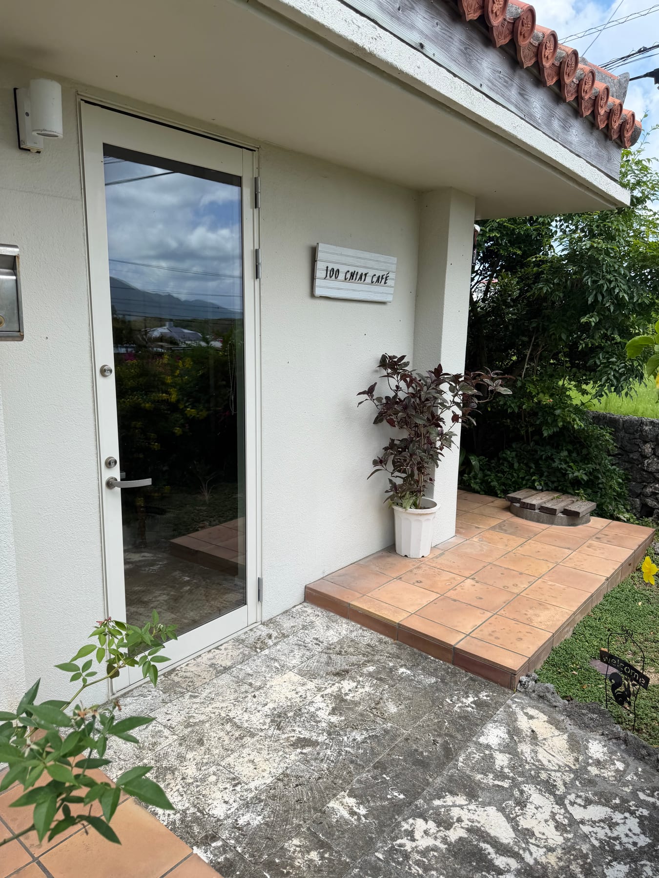 川平湾近くにあるJOO CHIAT CAFEの入口